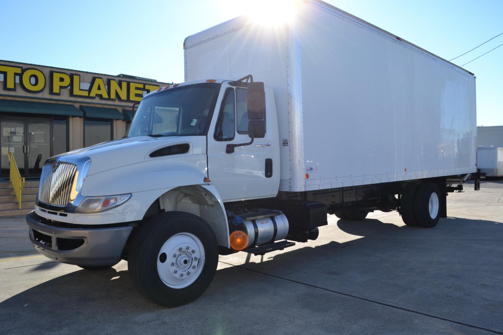 2015 WHITE /GRAY INTERNATIONAL 4300 with an CUMMINS ISB 6.7L 220HP engine, ALLISON 2100HS AUTOMATIC transmission, located at 9172 North Fwy, Houston, TX, 77037, (713) 910-6868, 29.887470, -95.411903 - Photo#0